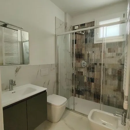 Modern Flat For 5 Guests With Private Fenced Garden アパート ビビオーネ