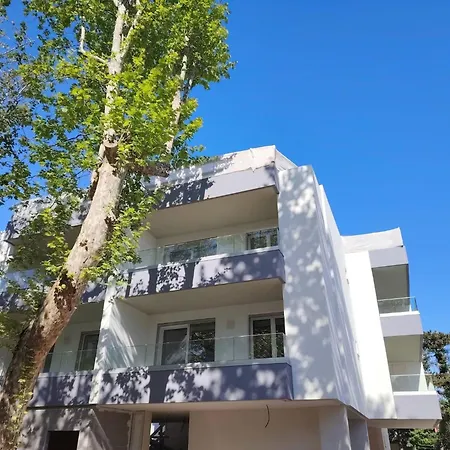 Modern Flat For 5 Guests With Private Fenced Garden *