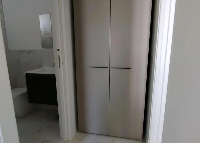 Modern Flat For 5 Guests With Private Fenced Garden * 비비오네