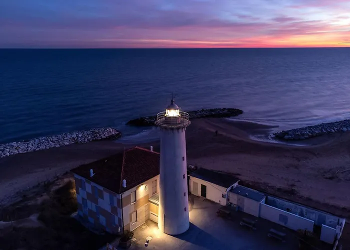 Modern Flat For 5 Guests With Private Fenced Garden *